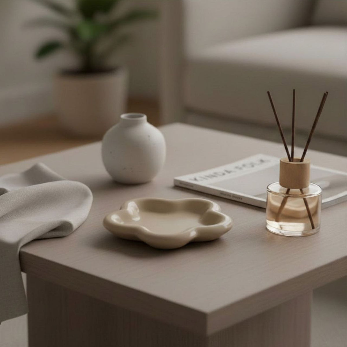 Flower tray in beige finish, with a glass diffuser , ceramic vase and magazine