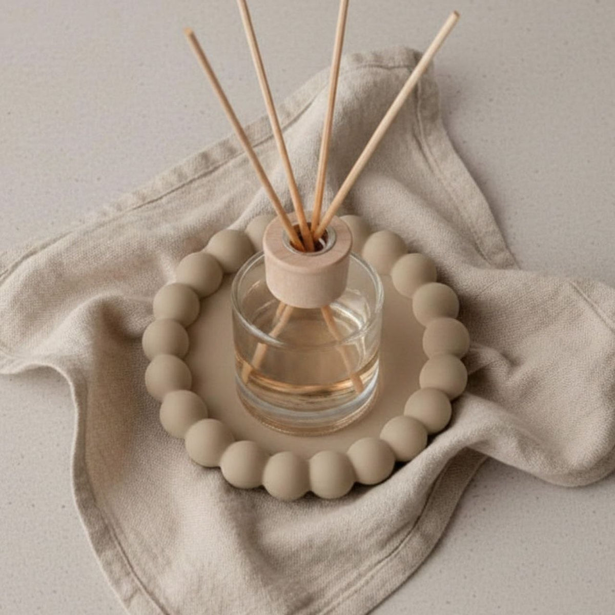 Taupe colour bubble tray with a diffuser