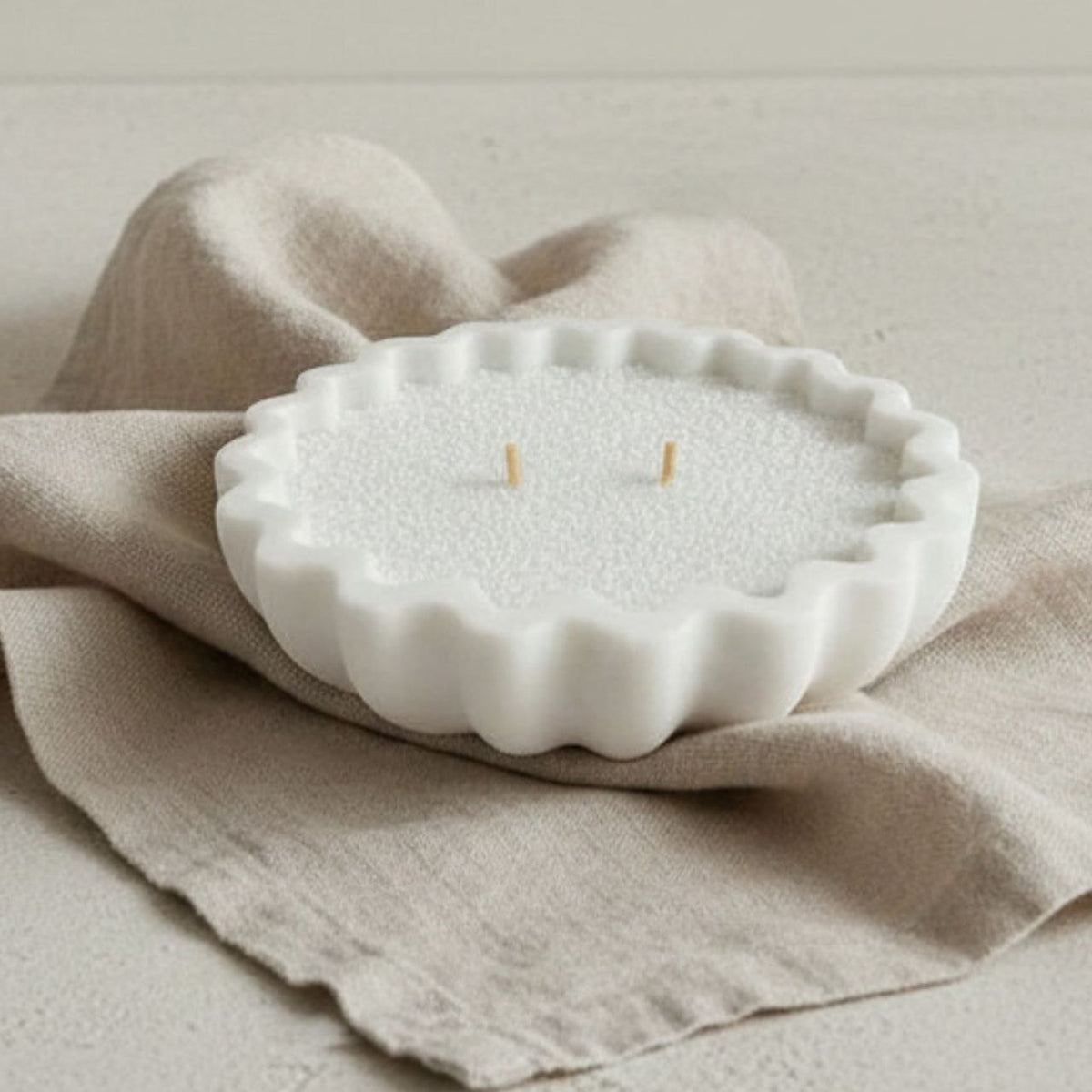 Fluted bowl with a natural finish with wax sand