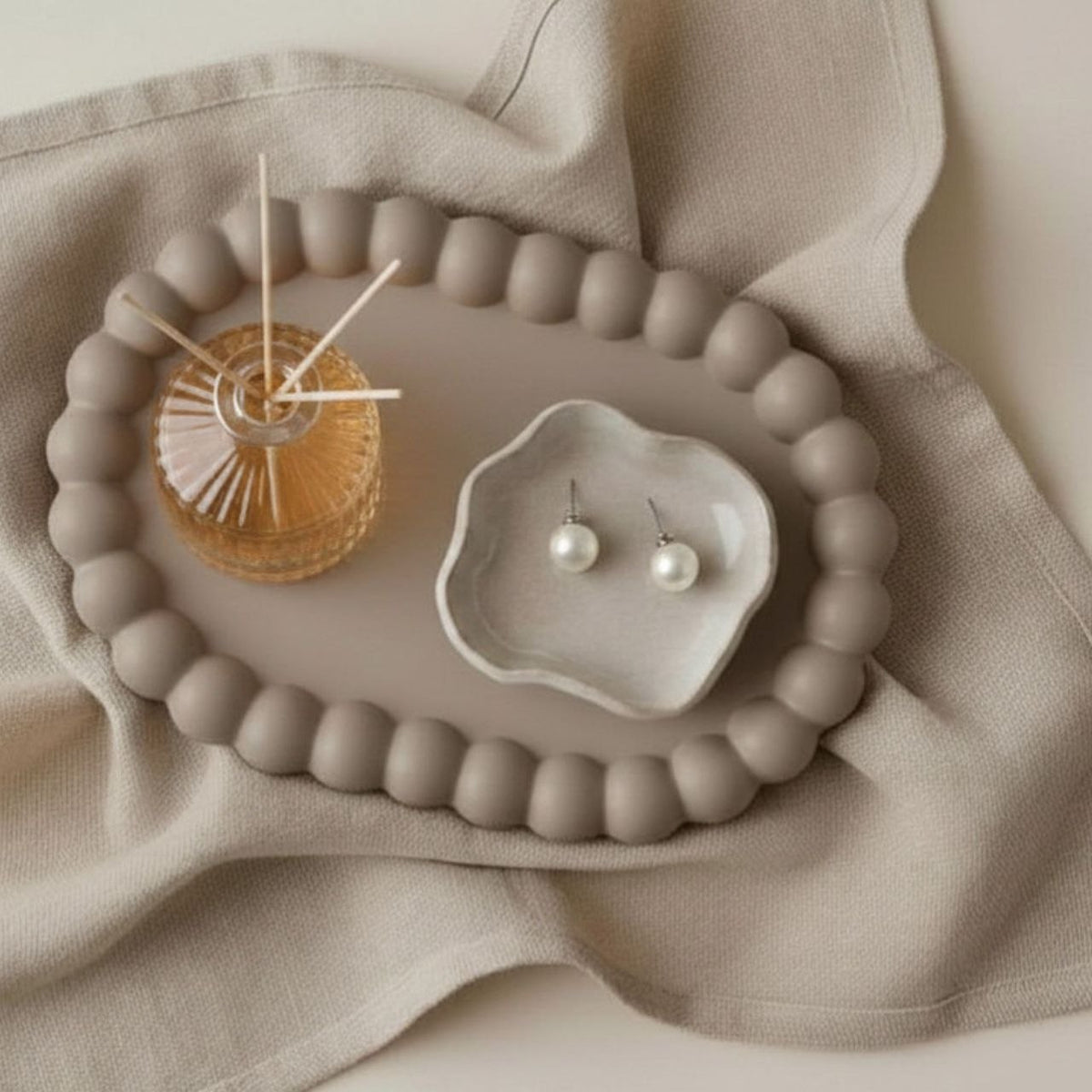 Oval bubble tray in a taupe finish with a diffuser and ceramic tray