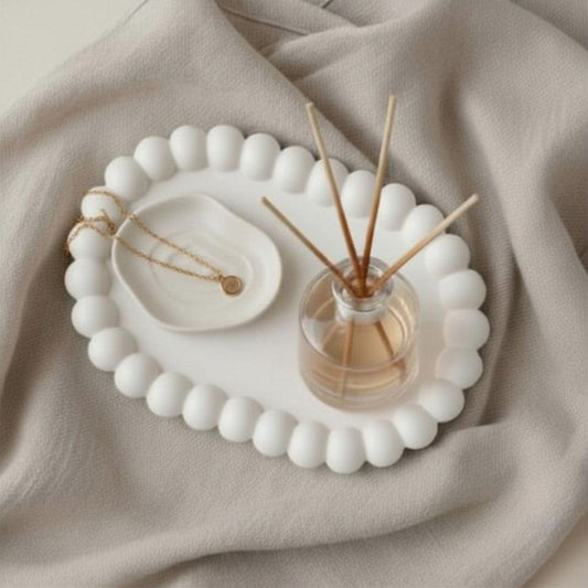 Oval bubble tray in a natural finish with a diffuser and a ceramic dish