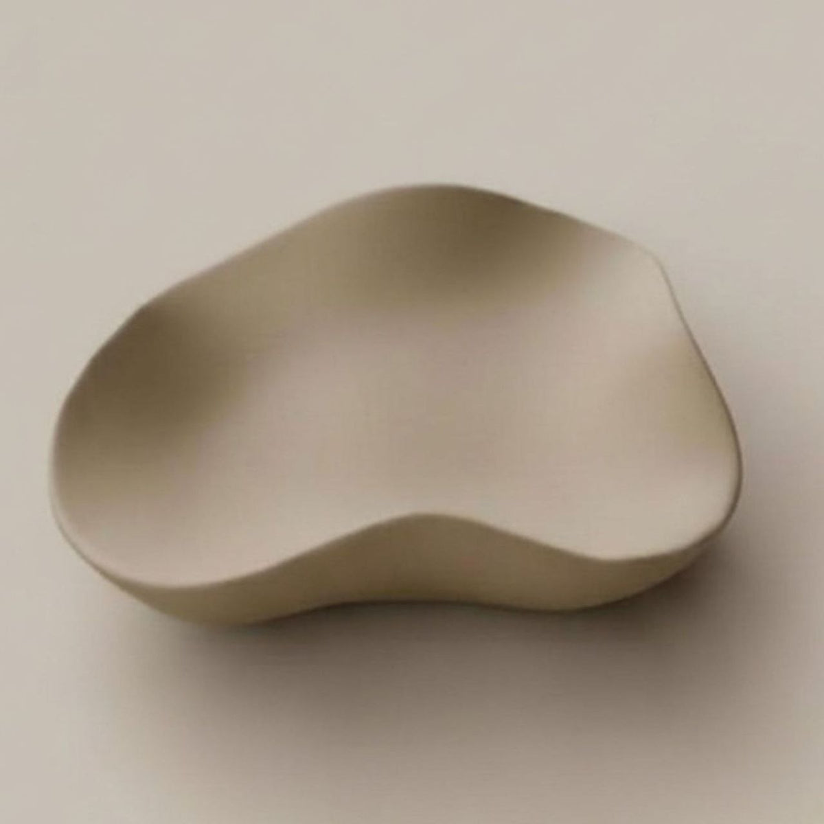 Wave dish in taupe finish