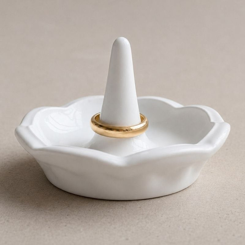 Ring holder in a natural finish